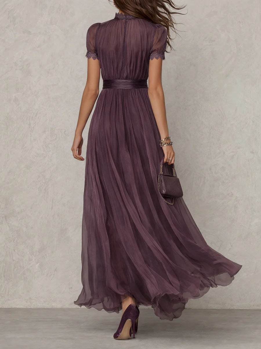 Φλάβια - Μακρύ μωβ φόρεμα με ντεκολτέ σε σχήμα σταγόνας και δαντελένιο τελείωμα από chiffon
